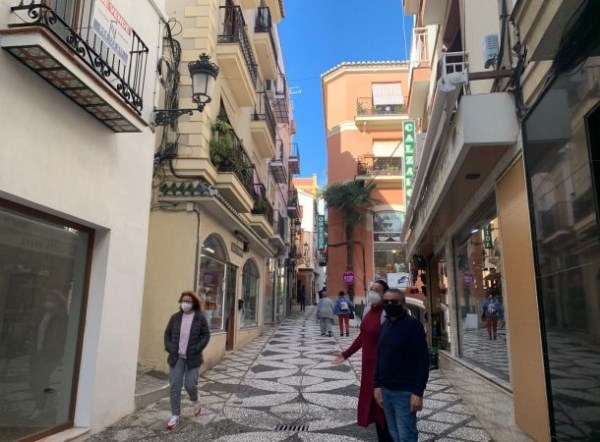 Almuñécar mejora la iluminación de varias calles del centro comercial sexitano