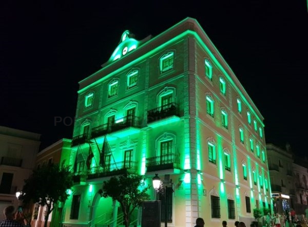Almuñécar se suma al Día contra el Cáncer iluminando de verde la fachada de su Ayuntamiento