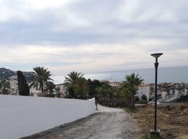 La Herradura dota de iluminación la calle Los Corrales con 16 farolas solares