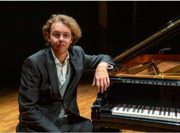 El pianista ruso Filipp Moskalenko ofreció un interesante concierto en Almuñécar interpretando a Beethoven y Chopin