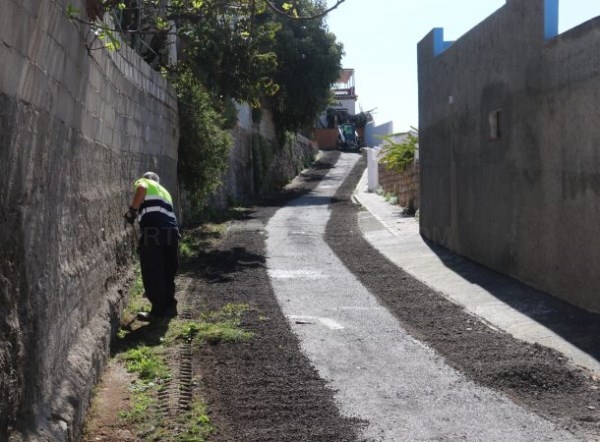 Almuñécar realiza una actuación urgente en la calle Bajada a Chinagorda para eliminar baches peligrosos