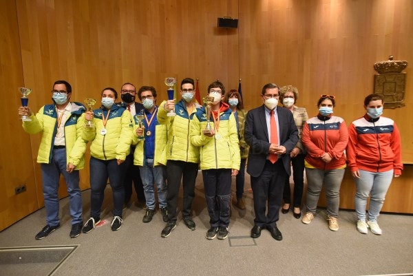 Diputación homenajea a 21 esquiadores con discapacidad que han competido en el Campeonato de España en Sierra Nevada