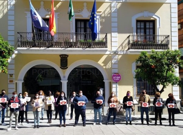 Almuñécar se solidariza con los trabajadores de los Servicios Sociales agredidos en Campotéjar