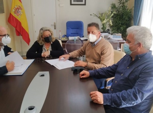 La Alcaldesa de Almuñécar le expone al nuevo delegado de Medio Ambiente de la Junta los proyectos municipales.