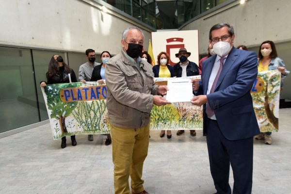 26 colectivos de la provincia entregan al presidente de la Diputación propuestas para defender el monte andaluz