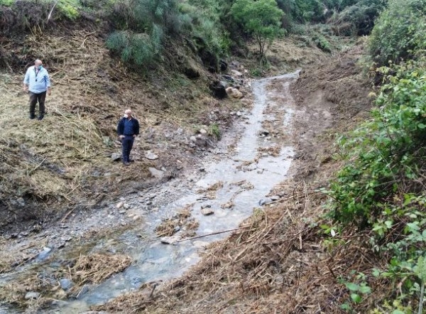 La Junta lleva a cabo una importante limpieza del cauce de Río Jate