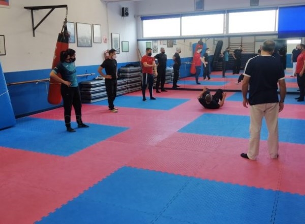 La Policía Local de Almuñécar ha iniciado un curso de defensa personal, bastón extensible y engrilletamiento