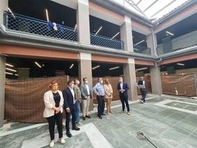 El Mercado Municipal reinicia su actividad tras un cierre exprés por el montaje de los lucernarios