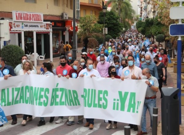 Miles de personas vuelven a reivindicar en Almuñécar las canalizaciones de Béznar Rules ya