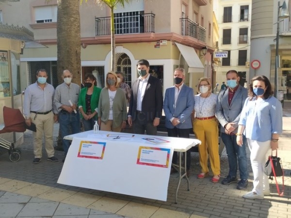 El Partido Popular de Motril ha recogido firmas contra los indultos que pretende poner el marcha el presidente del Gobierno