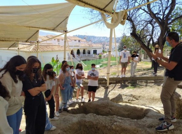 Almuñécar difunde su patrimonio histórico entre los estudiantes sexitanos