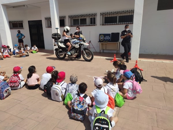 Los niños de la Escuela de Verano del Club de Atletismo se convierten en agentes de Policía Local por un día