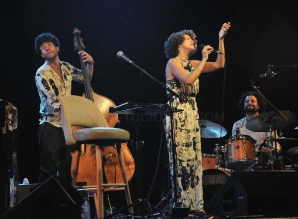 La cantante francesa Cyrille Aimée triunfó anoche en el Festival de Jazz en la Costa de Almuñécar