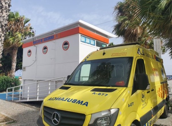La ambulancia del Seguridad en Playas de Almuñécar y La Herradura realizó este sábado dos traslados al Centro de Salud sexitano