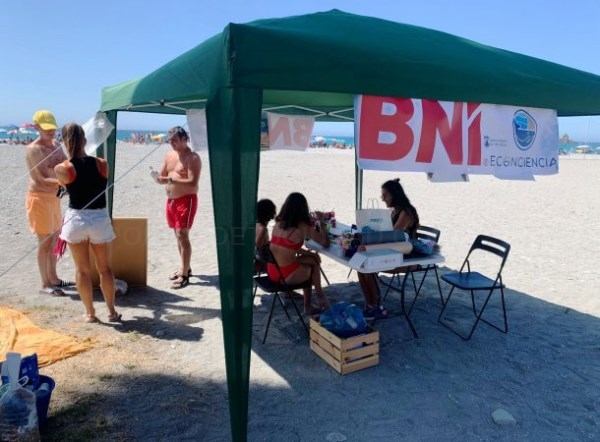 Una veintena de chicos y chicas participaron en los talleres contra las colillas de Econciencia en la playa Puerta del Mar de Almuñécar