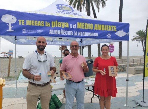 Almuñécar y La Herradura presentan la campaña Te juegas la playa y el medio ambiente para cuidar el entorno.