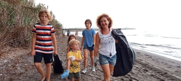 Medio centenar de personas recogen alrededor de 500 kg de basura en la III Gran Limpieza de Playas