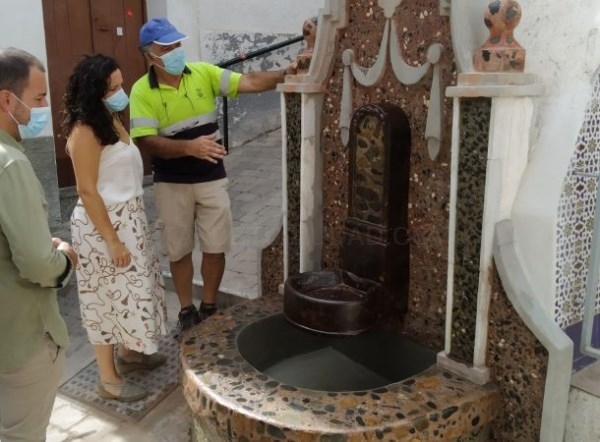 Almuñécar recupera uno de los tradicionales grifos de abastecimiento en el casco antiguo
