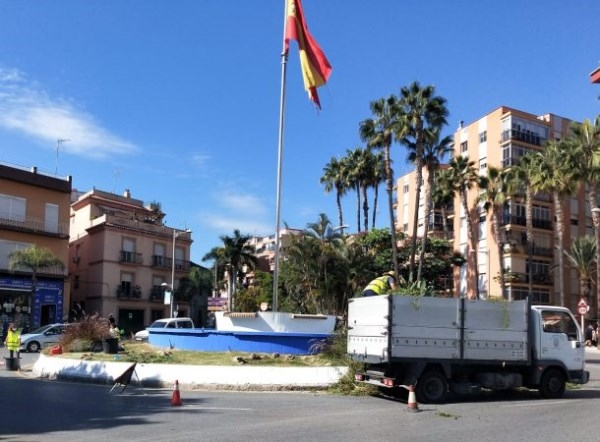 El módulo de jardinería del programa municipal “Empléate 2021” de Almuñécar realiza labores de mejora en La Carrera.