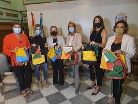 Ayuntamiento y La Caixa actúan al unísono para hacer llegar material escolar a un centenar de familias