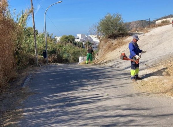 La Herradura pone a punto el acceso y entorno de su Cementerio