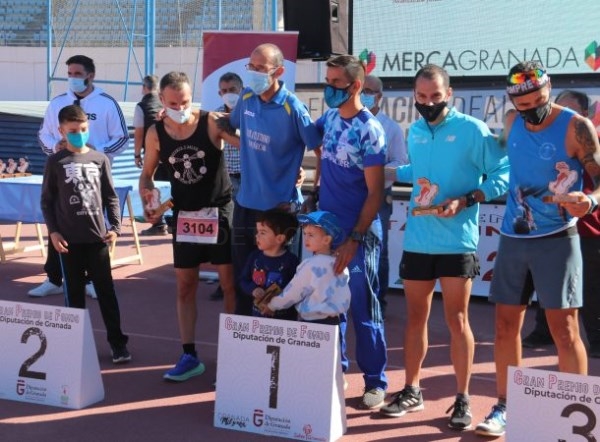 Emilio Almagro y Encarni Vaquero ganadores absolutos de la XXXII Carrera Almuñécar Trópico Europa