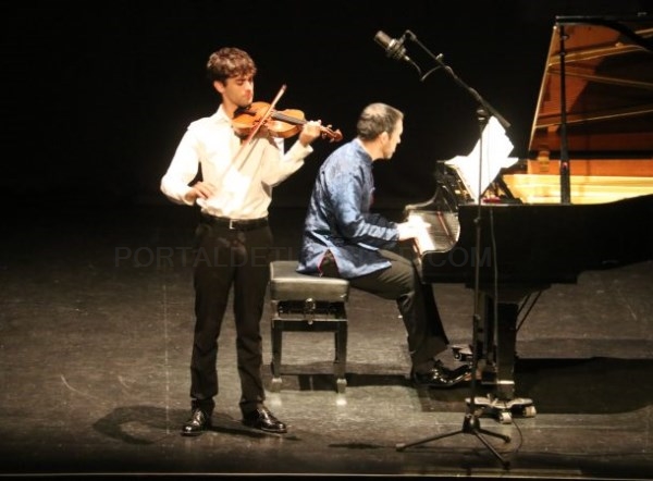 El violinista Miguel Muñiz ofrece en Almuñécar un emotivo y bello concierto denominado “Fuegos artificiales para violín”