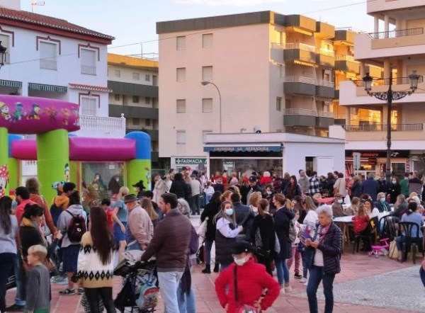 Más de medio millar de vecinos de La Herradura y visitantes degustaron chocolate y churros en la Merienda Solidaria Pro Cabalgata
