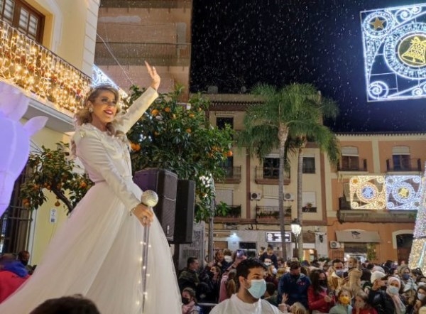 Almuñécar saluda a la Navidad con el encendido del alumbrado navideño
