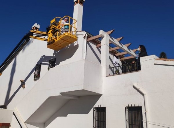 Almuñécar invierte casi 40.000 euros en el pintado exterior en las viviendas del Centro de la Tercera Edad