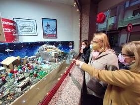 La decoración navideña de los escaparates exhibe el brillo de los comercios motrileños