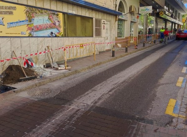 Almuñécar inicia las obras de renovación del acerado de la Calle Alcalde Julio Fajardo para mejorar la estética y la accesibilidad