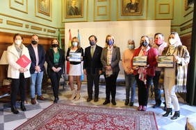 Generalli Seguros, Menfis Moda y Farmacia San Antonio obtuvieron el primer, segundo y tercer premio que han sido entregados hoy en el Ayuntamiento de