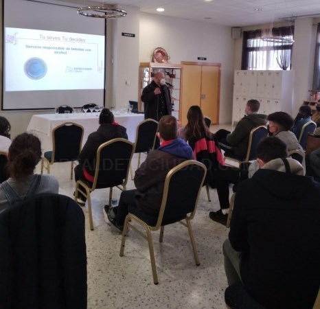 Espirituosos España forma a una treintena de alumnos del IES Hurtado de Mendoza en la promoción del consumo responsable de bebidas alcohólicas