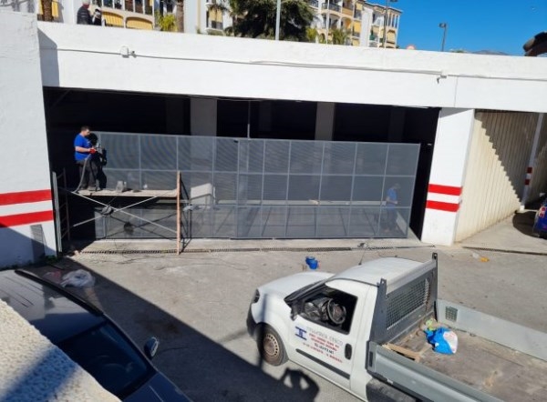 El Ayuntamiento de Almuñécar realiza mejoras en el acceso y control del garaje en la estación de autobuses