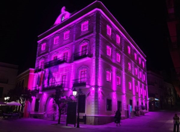 El Consistorio sexitano ilumina de morado el Ayuntamiento y la Puerta de Almuñécar con motivo del Día de la Mujer. 8 Marzo