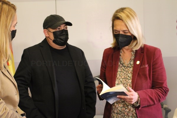 La alcaldesa de Motril recibe al poeta motrileño Nicolás Medina