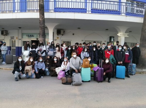 Un grupo de 34 alumnos del IES Puerta de Mar de Almuñécar y tres profesores viajan una semana a Irlanda para realizar un curso de inmersión lingüístic