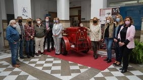 La motobomba de extinción de agua de la Fábrica del Pilar se expone en el Ayuntamiento tras su restauración