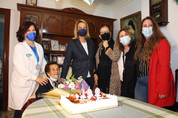 La alcaldesa de Motril felicita a María Ramona Hernández Morilla en su 100 cumpleaños