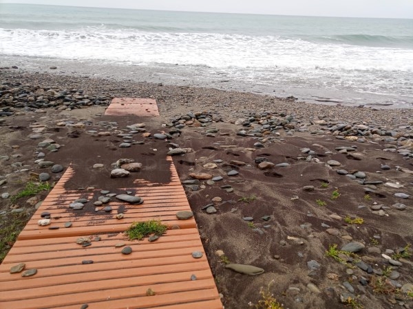 El temporal provoca daños en las infraestructuras de playas de Carchuna y Calahonda por un valor de más 100.000 euros