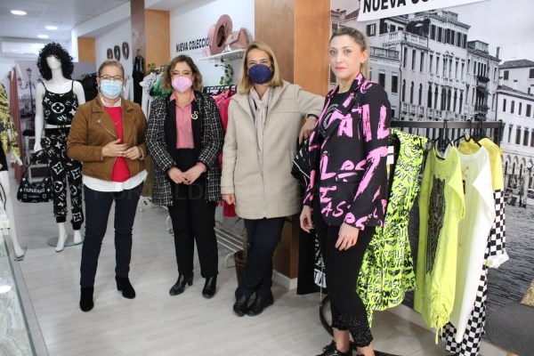La alcaldesa visita el establecimiento de moda ‘La boutique de Martina’