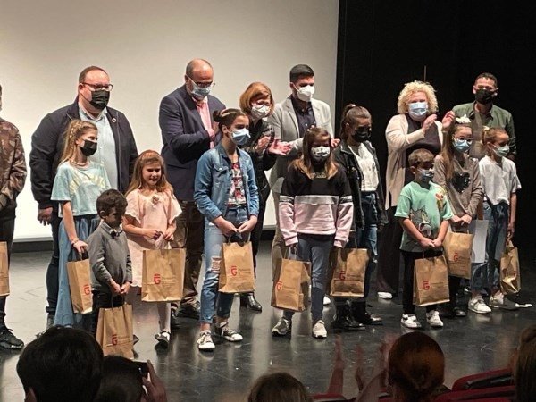El Auditorio de la Villa acoge la entrega de premios del “Concurso de dibujo y redacción escolar”