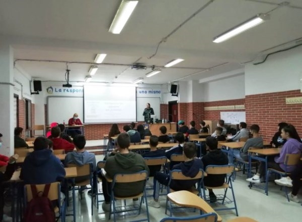 Alumnos de la Segundo y Tercero de la ESO del IES Puerta del Mar de Almuñécar participan en una charla sobre Violencia de Género y Sexting