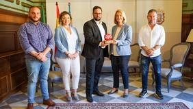 La alcaldesa de Motril recibe a Javier Rubiño, ganador del Premio AJE Granada a la mejor iniciativa empresarial