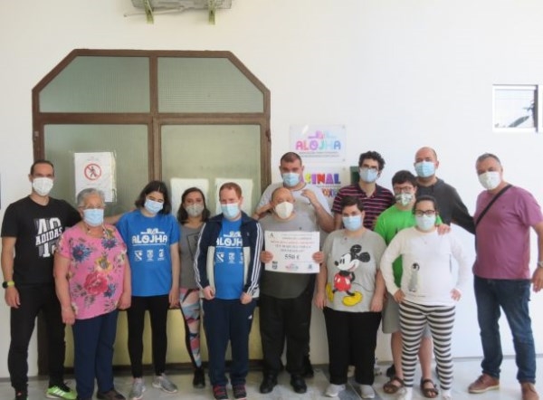 El Colegio y la AMPA Virgen de la Antigua de Almuñécar entregan a la Asociación ALOJHA la recaudación conseguida en la IV Carrera Solidaria