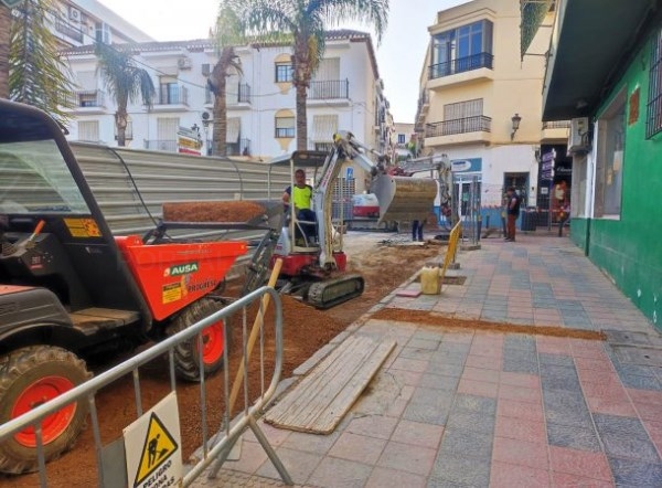Este miércoles está cortada al tráfico en la Avenida de Cala y parte de Callejón del Virgo por obras en redes de abastecimiento saneamiento y pluviale