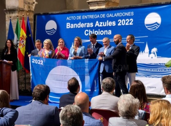 El destino Almuñécar – La Herradura recibe las seis Banderas Azules 2022 de manos de Juan Marín
