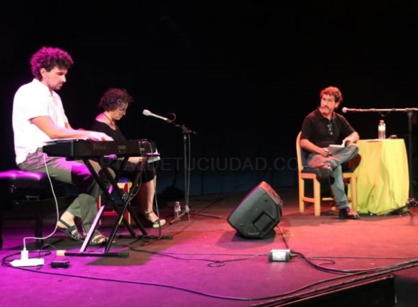 El poeta Reinaldo Jiménez realizó un bello recital en la presentación del libro poemario “Sobras de pan” en La Herradura