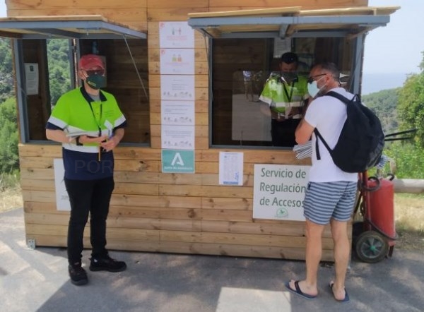 La Junta pone en marcha este miércoles el servicio de lanzadera para los usuarios de la playa de Cantarriján en La Herradura